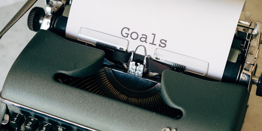 Typmachine met het woord 'goals' op papier
