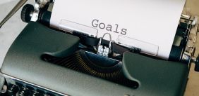 Typmachine met het woord 'goals' op papier