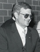 Tom Clancy in 1989. Beeld door Gary Wayne Gilbert via Wikimedia.