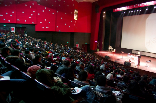 Robert McKee tijdens zijn lezing in China.