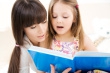 Voorlezen aan een kind stimuleert de taalontwikkeling.
