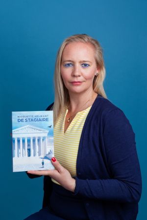 Nicolette Heijkant met haar debuutroman De stagiaire