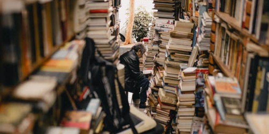 Kringloopwinkel ontvangt 500 meter aan boeken en Idris Elba gaat kinderboeken schrijven