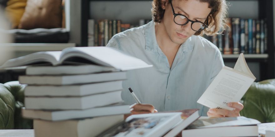 Man doet research in boeken