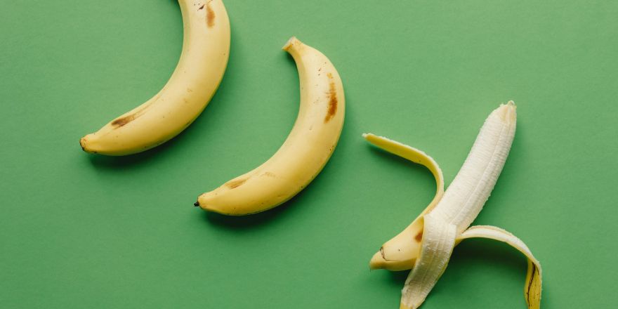 Drie bananen op een groene achtergrond