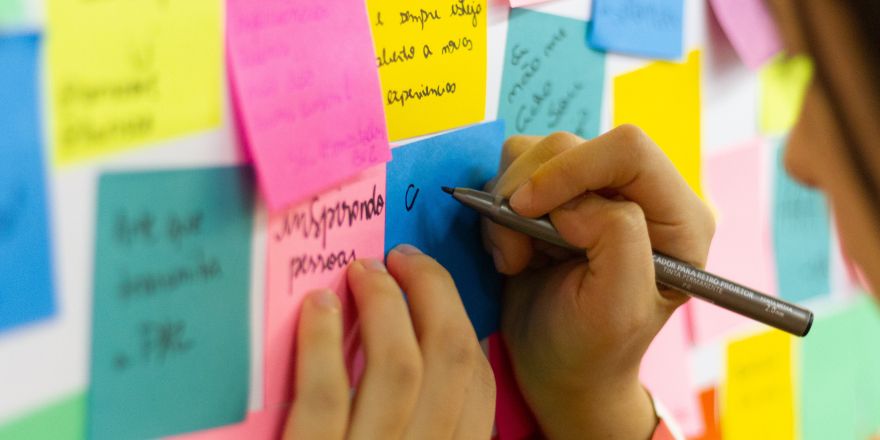 Vrouw schrijft op post-its