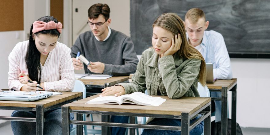 Vier scholieren in de klas