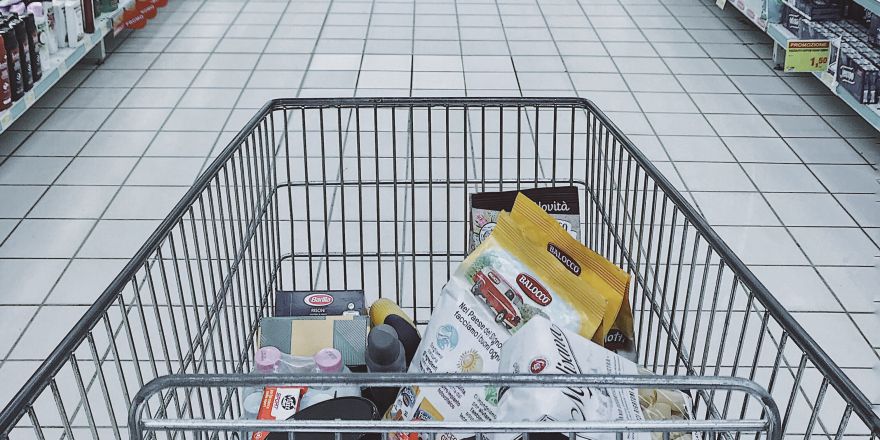 Winkelwagen in de supermarkt