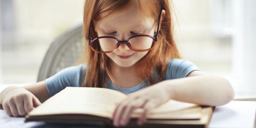 Meisje leest een boek