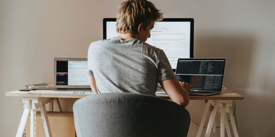 Jonge man aan een bureau aan het werk