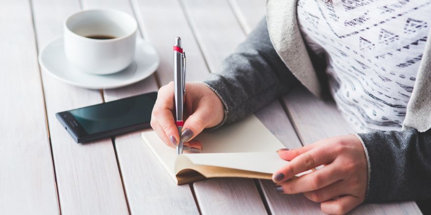 Vrouw schrijft in notitieboek