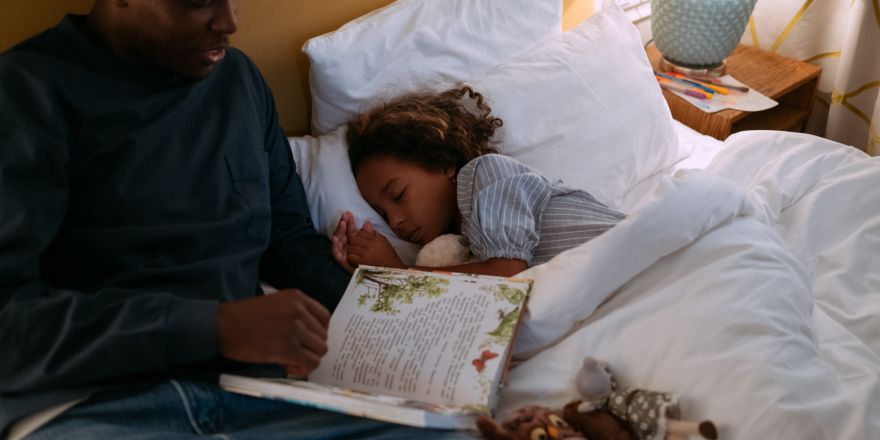 Vader leest dochter voor