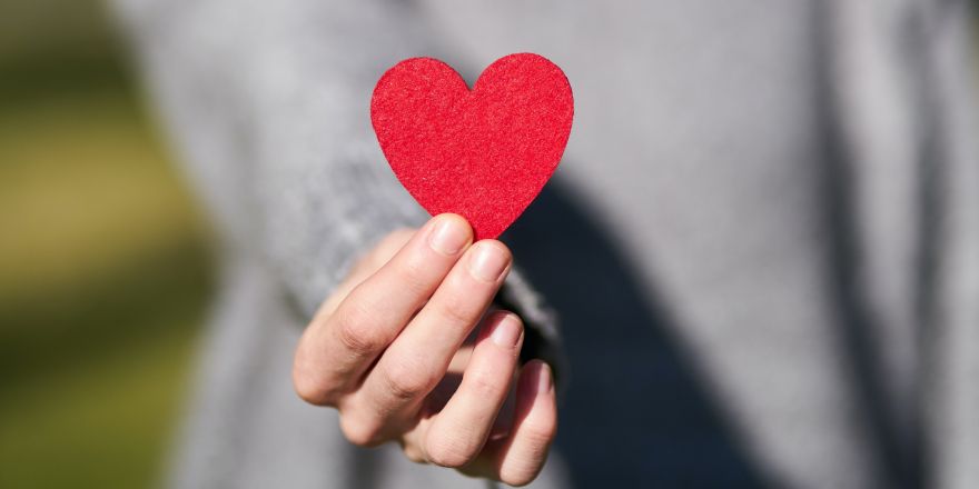 Vrouw met hartje in haar hand