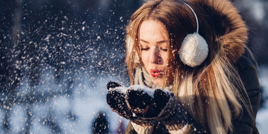 Vrouw met warme kleding in de sneeuw