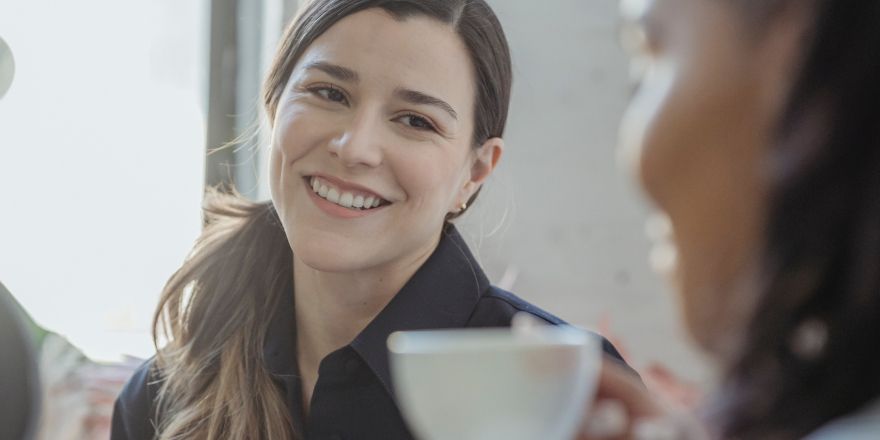 Vrouwen praten met koffie in haar hand