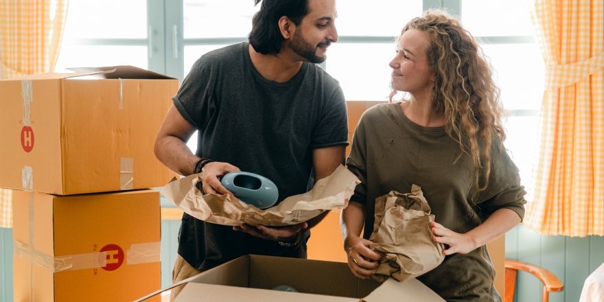 Man en vrouw pakken dozen in