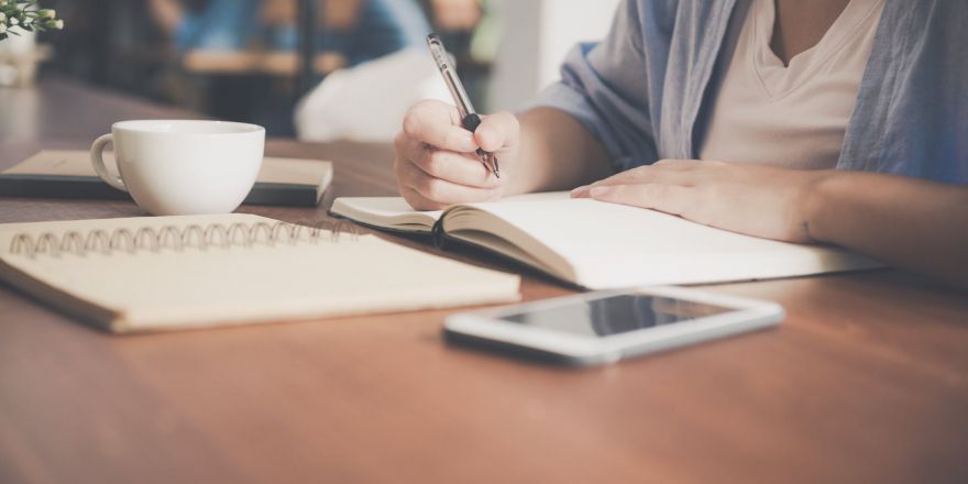 Vrouw schrijft in notitieboek