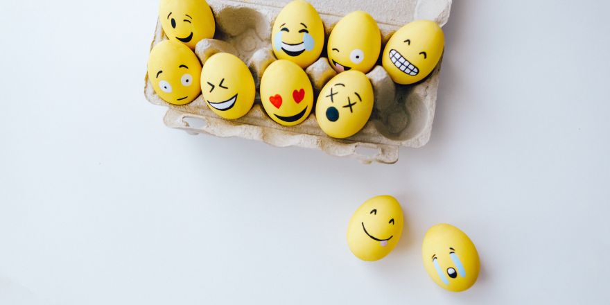 Eieren beschilderd als emojis 