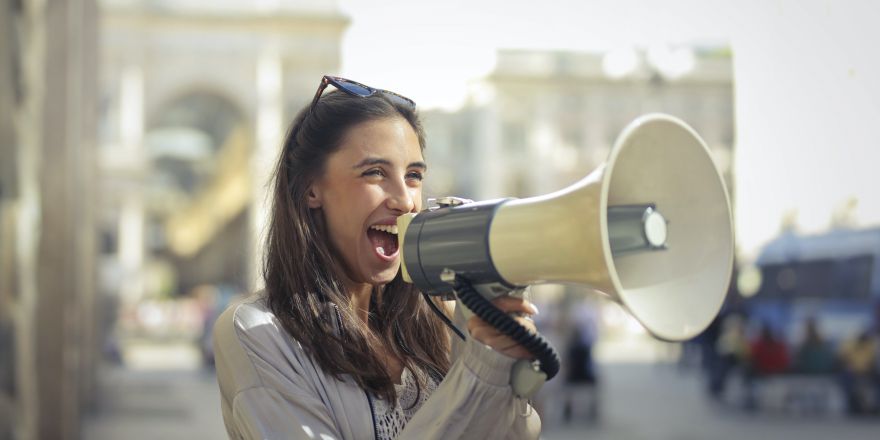 Vrouw spreekt in megafone