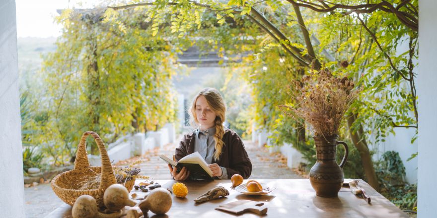 Vrouw leest boek buiten