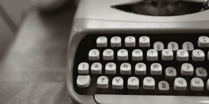 Zwart-witfoto van een halve typmachine