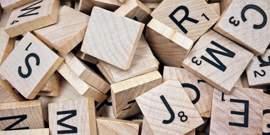 Scrabble letters op een stapel