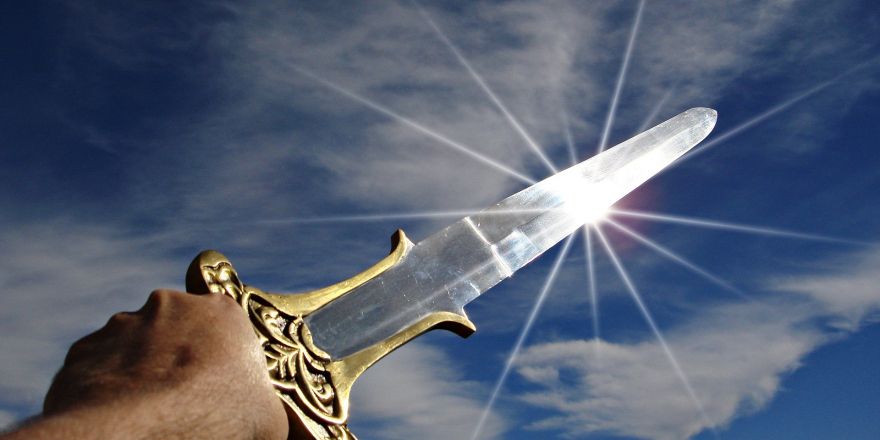 Persoon steekt zwaard in de lucht