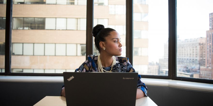 Vrouw aan het werk op kantoor