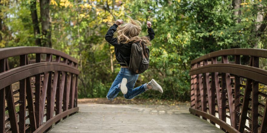 Meisje springt in de lucht