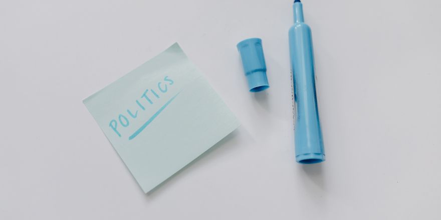 Sticky note met het woord 'politics' erop geschreven