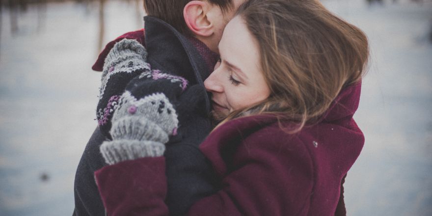 Man en vrouw nemen afscheid