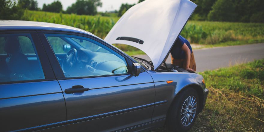 Kapotte auto langs de kant van de weg