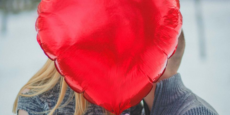 Verliefd stelletje met een hartjes ballon