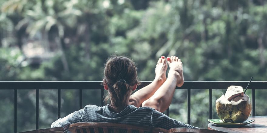 Vrouw ontspant in de natuur