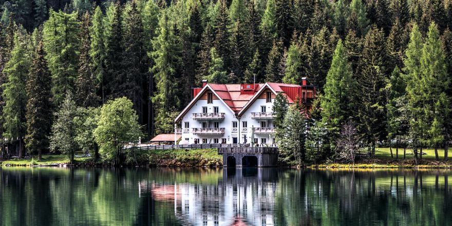 Een vakantiehuis aan het water met bos op de achtergrond