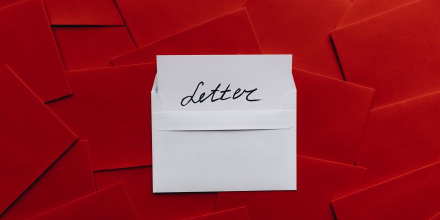 Een brief op rode enveloppen 
