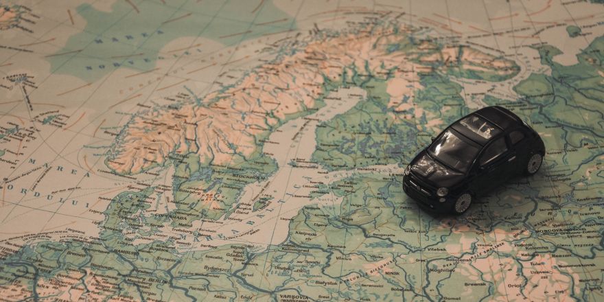 Speelgoedauto op een kaart van Europa