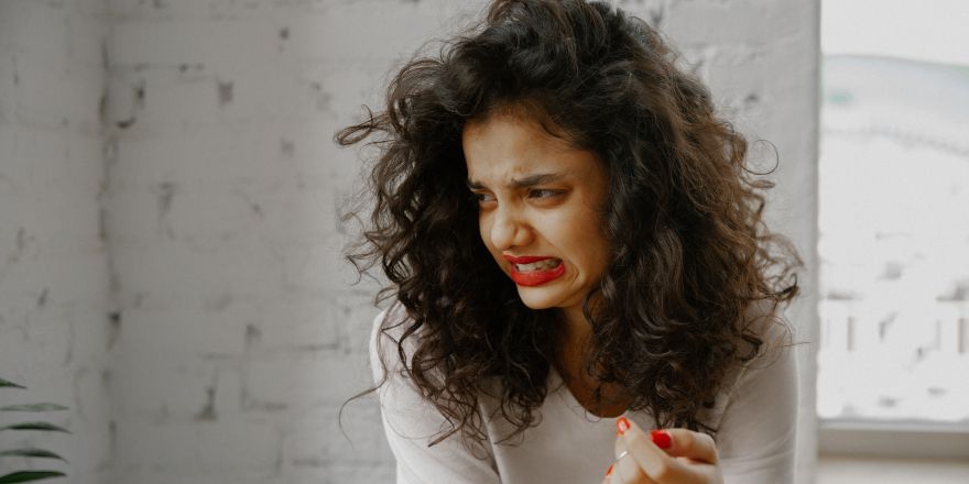 Vrouw kijkt met walging