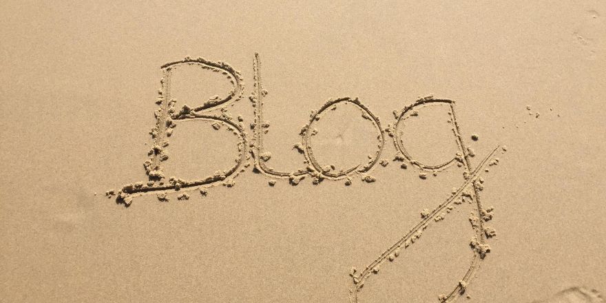Het woord 'blog' geschreven in het zand