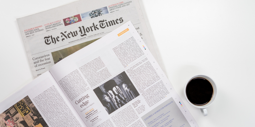 New York Times met een kop koffie ernaast