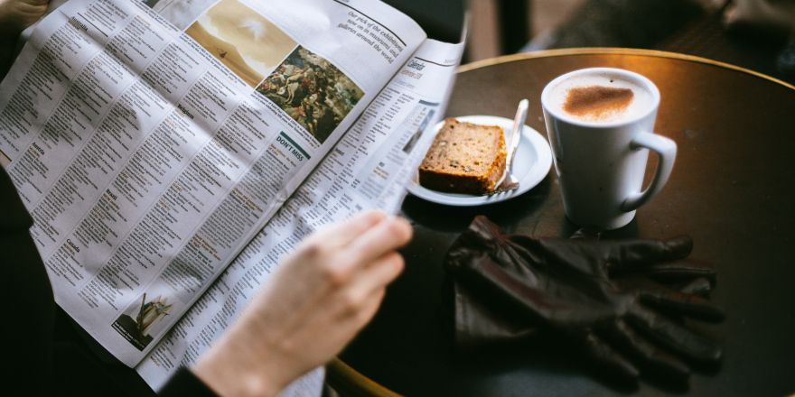 Krant lezen met een kopje koffie