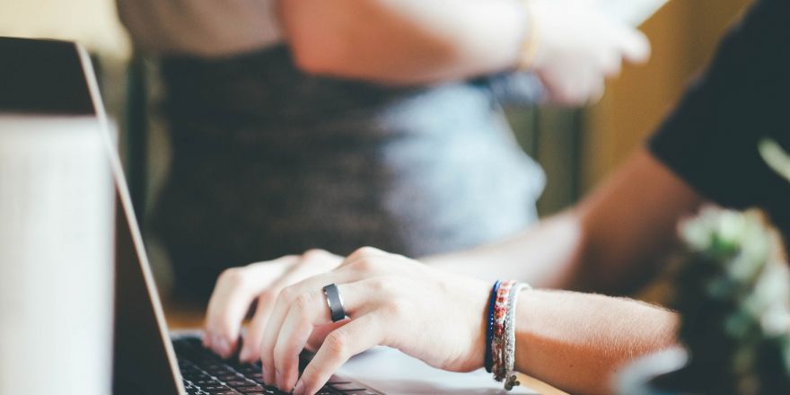 Vrouw typt op laptop