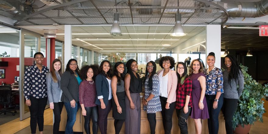 Groep vrouwen poseren op hun werkplek