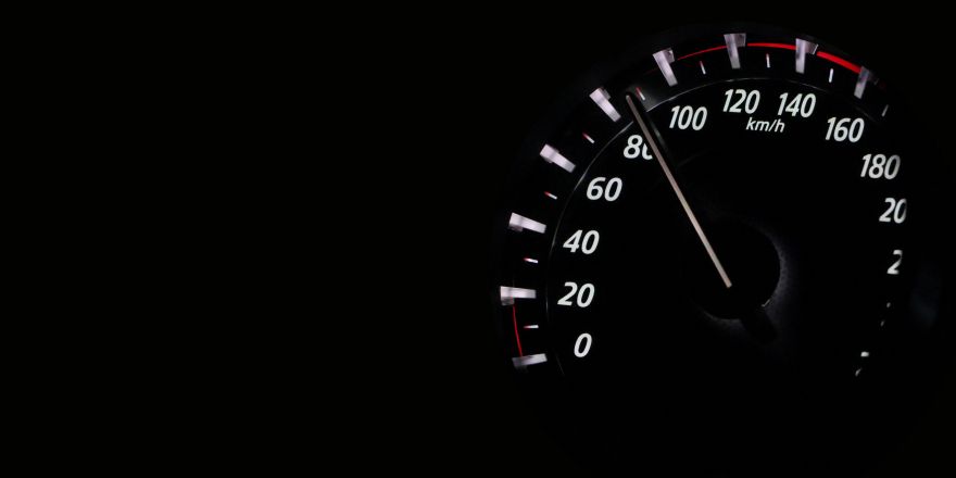 Snelheidsmeter van een auto staat op 80 kilometer per uur