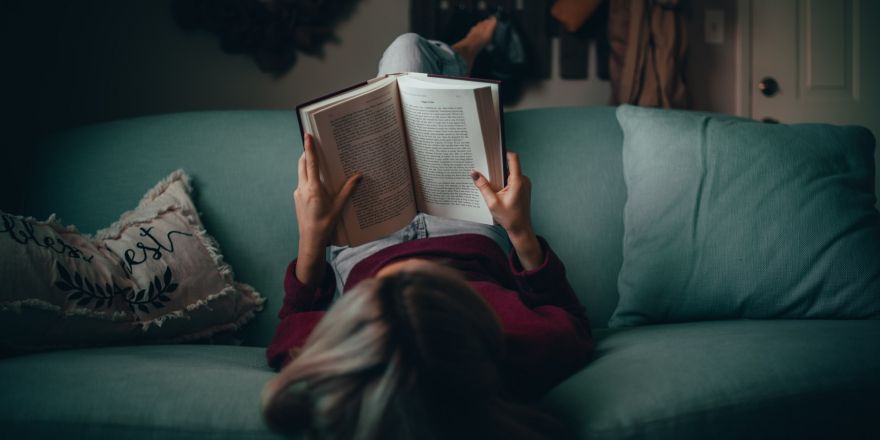 Meisje leest op de bank