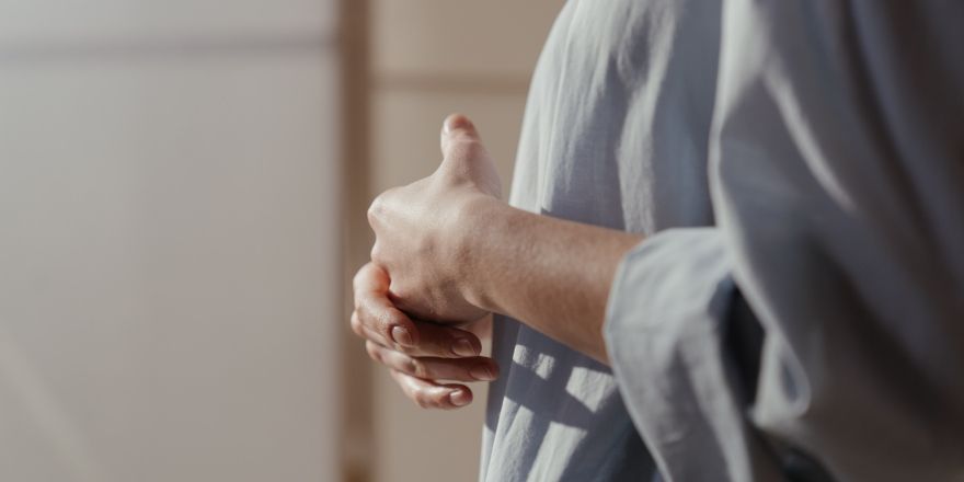 Vrouw wrijft in haar handen