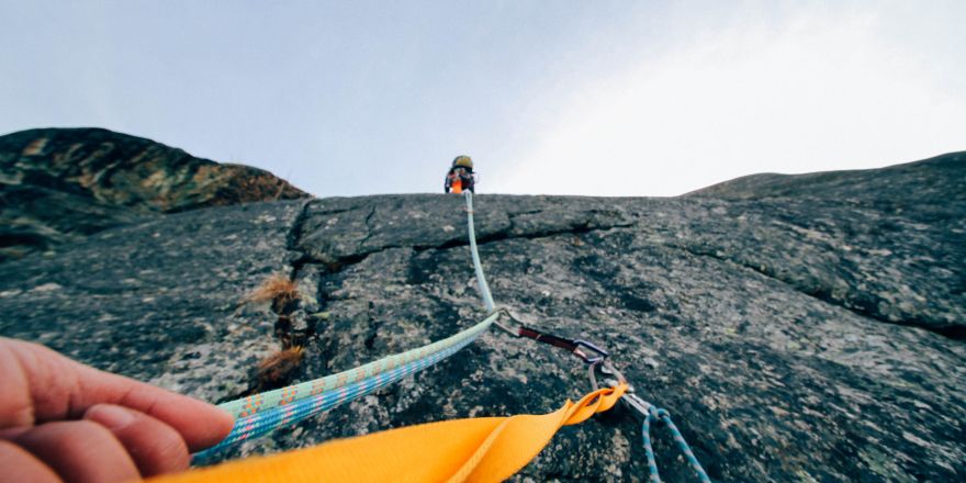 Perspectief van een bergbeklimmer die naar boven kijkt