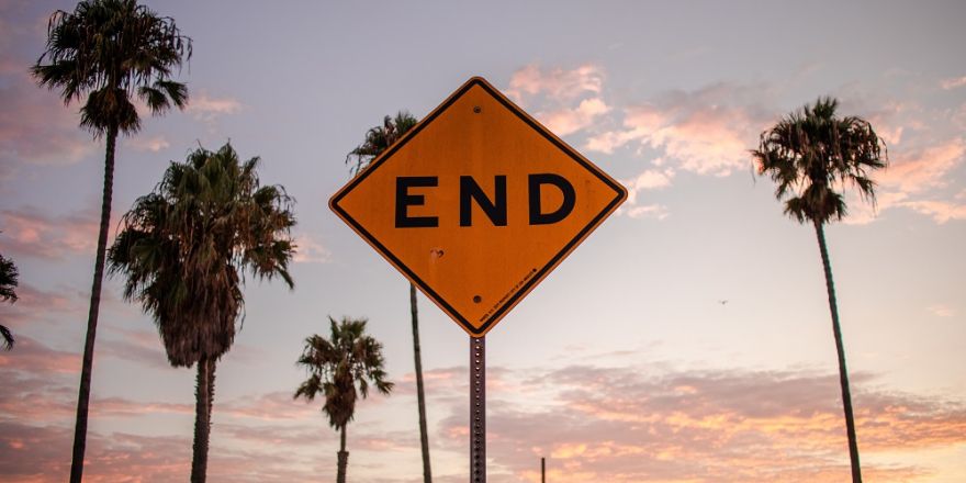 Een verkeersbord waar 'end' op staat