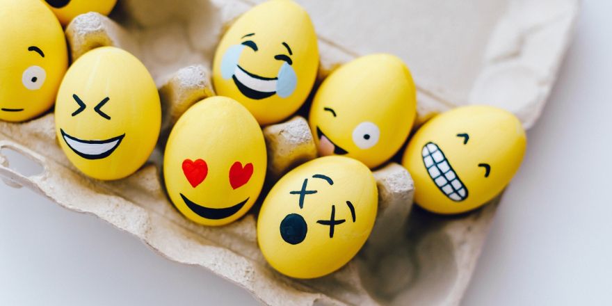 Eieren geverfd met verschillende emoties