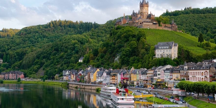 Duits dorp met een kasteel op de heuvel